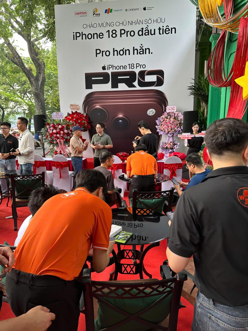 CHÀO ĐÓN NHỮNG CHỦ NHÂN IPHONE 18 PRO ĐẦU TIÊN